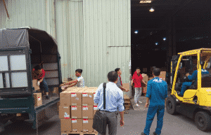 Nhân viên bốc xếp vận chuyển hàng hóa tại kho xưởng