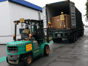 Thuê xe nâng hàng vận chuyển từ thùng container